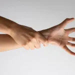чухається ліва рука
